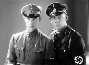 Mitglieder des "Stahlhelm" Bund der Frontsoldaten (links) und der Schutzstaffel (SS) der NSDAP (rechts). Atelier Viegener, Hamm, undatiert.