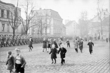 Einmarsch der britischen Besatzungskräfte in Hamm über die Südstraße und den Friedrichsplatz, April 1945.