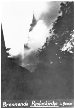 Hamm im Kriegsjahr 1944: Brennende Pauluskirche nach einem Luftangriff am 30. September.