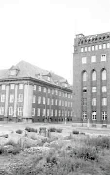 Wiederaufbau in Hamm nach 1945: Instandgesetzes Amtsgericht (links) und Polizeipräsidium, Hohe Straße 80 Ecke Borbergstraße - vorn: geräumtes Trümmergrundstück. Undatiert.