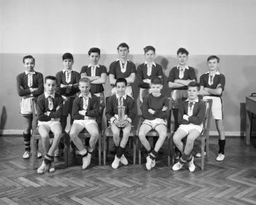 Windsor Boys' School, Hamm - Sportmannschaft mit Pokal, 1961.