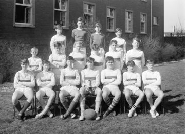 Windsor Boys' School, Hamm - Ballsportmannschaft mit Pokal ("Inter-House Soccer League"), 1965.