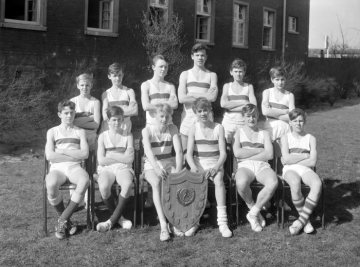 Windsor Boys' School, Hamm - Sportlerteam mit Wettkampftrophäe (Leichtathletik/Laufen), 1965.