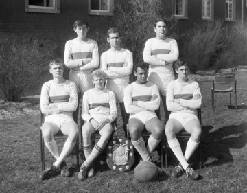 Windsor Boys' School, Hamm - Ballsportmannschaft mit Wettkampftrophäe (Leichtathletik/Laufen), 1963.