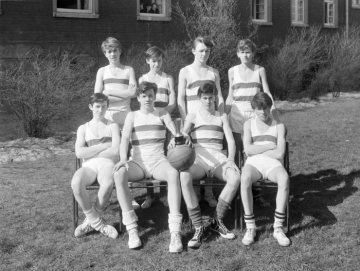 Windsor Boys' School, Hamm - Ballsportmannschaft mit Pokal, 1965.
