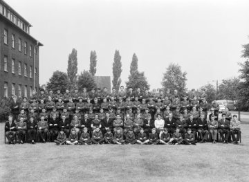 Windsor Boys' School, Hamm: Schülergemeinschaft mit Lehrkörper im Juli 1961. [Das Internat der britischen Rheinarmee war von 1953-1983 in einem Teilbereich der Argonner Kaserne angesiedelt.]