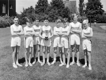Windsor Boys' School, Hamm - Sportlerteam mit Pokal. Undatiert, ca. 1962 [?].