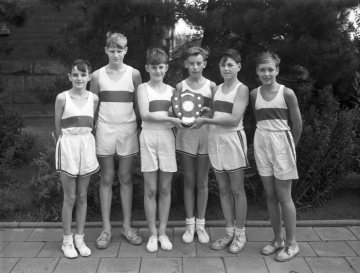 Windsor Boys' School, Hamm - Sportlerteam mit Wettkampftrophäe (Leichtathletik/Laufen). Undatiert, ca. 1963 [?].