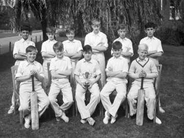Windsor Boys' School, Hamm - Cricketmannschaft mit Pokal. Undatiert, ca. 1963 [?].