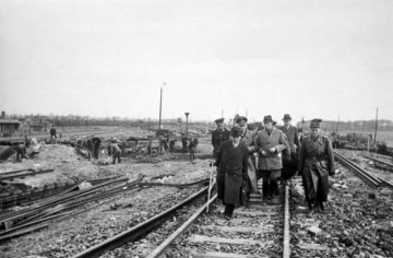 Hamm im Zweiten Weltkrieg: Begehung des zerstörten Güterbahnhofs nach einem Luftangriff der Alliierten am 5. Dezember 1944.