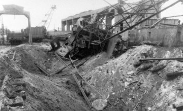 Hamm im Zweiten Weltkrieg: Zerstörte Krananlagen auf dem Gelände des Güterbahnhofs, vermutlich Bekohlungsanlage am Personenzuglokschuppen des Bahnbetriebswerkes Hamm, nach einem Luftangriff der Alliierten am 5. Dezember 1944.