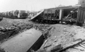 Hamm im Zweiten Weltkrieg: Zerstörte Eisenbahnwaggons auf dem Gelände des Güterbahnhofs nach einem Luftangriff der Alliierten am 5. Dezember 1944.