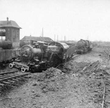 Hamm im Zweiten Weltkrieg: Zerstörte Lokomotiven auf dem Gelände des Güterbahnhofs nach einem Luftangriff der Alliierten am 5. Dezember 1944.