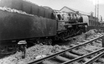 Hamm im Zweiten Weltkrieg: Entgleiste Lokomotiven auf dem Gelände des Güterbahnhofs nach einem Luftangriff der Alliierten am 5. Dezember 1944.
