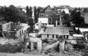 Kriegsschäden in Hamm 1940-1944: Zerstörtes Quartier mit zerbomtem Luther-Haus (Giebelfassade Bildmitte). Im Hintergrund rechts: Anschnitt des Oberlandesgerichtes. Undatiert, um 1946 [?]