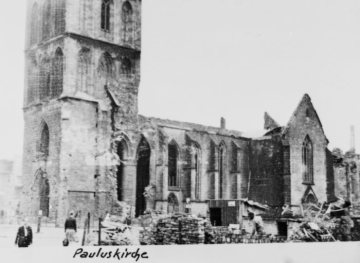 Hamm nach 1945: Beginnender Wiederaufbau der Pauluskirche nach ihrer Zerstörung in einem Luftangriff am 30. September 1944. Wiedereinweihung 1954, Turmaufsatz 1962. Undatiert.