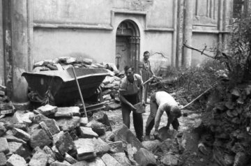Hamm nach 1945 - Wiederaufbau der Pauluskirche, zerstört 1944: Arbeiter bei der Sortierung der Trümmer zur Rückgewinnung von Baumaterial. Undatiert.