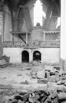 Hamm nach 1945 - Wiederaufbau der Pauluskirche, zerstört 1944: Trümmerlager in der Kirchenhalle zur Wiedergewinnung von Baumaterial. Undatiert.
