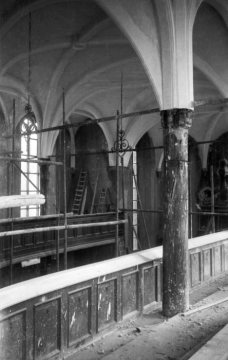 Hamm nach 1945 - Innenansicht der Martin-Luther-Kirche während des Wiederaufbaus: Partie der Kirchenhalle mit fertiggestelltem Kreuzgewölbe. Undatiert