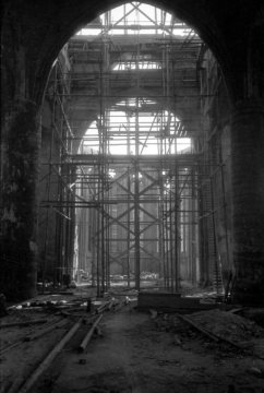 Hamm nach 1945 - Wiederaufbau der Pauluskirche: Gerüst in der Kirchenhalle zur Instandsetzung des Kreuzgewölbes. Undatiert.
