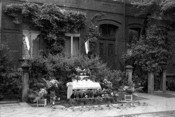 Hamm, Nachkriegszeit, um 1946/47 [?]: Altar einer Fronleichnamsprozession vor einem Gebäude. Standort unbezeichnet, undatiert.