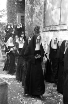 Prozession der St. Agnes-Gemeinde, Hamm - Nachkriegszeit: Ordensfrauen beim Verlassen eines Gebäudes. Um 1946/47 [?]