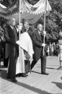 Prozession der St. Agnes-Gemeinde, Hamm - Nachkriegszeit: Priester mit Monstranz. Um 1946/47 [?]