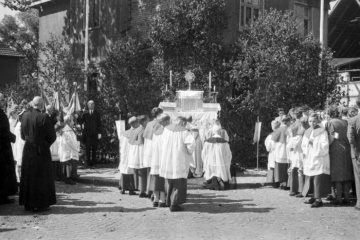 Prozession der St. Agnes-Gemeinde, Hamm - Nachkriegszeit: Im Gebet vor einer Altarstation. Um 1946/47 [?]