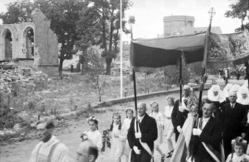 Prozession der St. Agnes-Gemeinde, Hamm - Nachkriegszeit: Prozessionszug in der Brüderstraße - Blick auf die zerstörte St. Agnes-Kirche und den Widum-Bunker (rechts). Um 1946/47 [?]