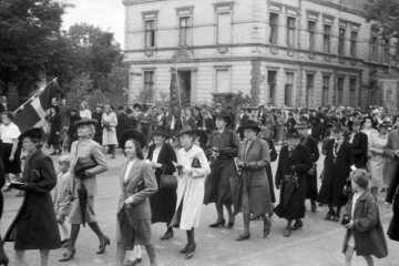 Prozession der St. Agnes-Gemeinde, Hamm - Nachkriegszeit: Prozessionszug in der [?]-Straße. Um 1946/47 [?]