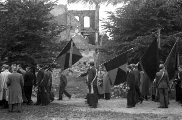 Prozession der St. Agnes-Gemeinde, Hamm - Nachkriegszeit: Prozessionszug mit Kolping-Fahnen in Höhe der zerstörten Marienschule [?]. Um 1946/47 [?]