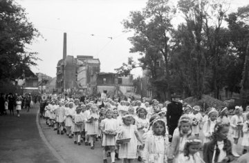 Prozession der St. Agnes-Gemeinde, Hamm - Nachkriegszeit: Prozessionszug auf der Ostenallee. Im Hintergrund: Schornstein der Kloster-Brauerei Pröpsting. Um 1946/47 [?]