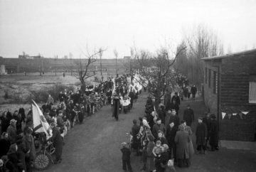 Hamm-Norden, um 1949/50: Prozession katholischer Geistlicher in Erwartung des Pfarrers Johannes Bley zu seiner Amtseinführung in der Herz-Jesu-Kirche [siehe fortfolgende Bilder].