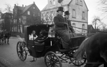 Hamm-Norden, um 1949/50: Pfarrer Johannes Bley auf der Kutschfahrt zu seiner Amtseinführung in der Herz-Jesu-Kirche. [Siehe fortfolgende Bilder].