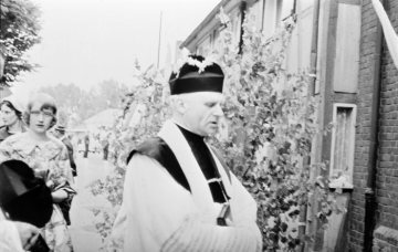 Prozession in Hamm - Einkehr in ein geschmücktes Haus. Anlass und Personen unbezeichnet. Möglich: Primiz Ostermann. Undatiert, Ende 1950er Jahre.