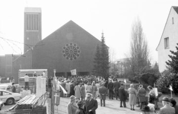 St. Bonifatius-Kirche, Hamm: Wartende Menschenmenge vor dem Eingangsportal. Undatiert, 1970er Jahre [?]