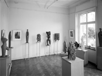Skulpturenausstellung des Bildhauers Fritz Viegener (1888-1976). Standort unbezeichnet [Atelier seines Wohnhauses in Möhnesee-Delecke?]. 1967 [?].