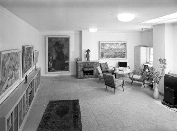 Kamin- und Bibliothekszimmer im Wohnhaus des Malers Eberhard Viegener (1890-1967) in Ense-Bilme bei Soest um 1959.