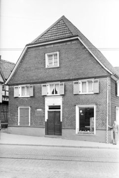 Herdecke, Hauptstraße 10: Schieferverkleidetes Wohngebäude mit Ladengeschäft. Undatierte Vermessungsdokumentation der damaligen "Adolf-Hitler-Straße" [nach 1937].