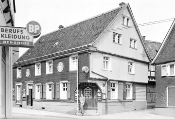 Herdecke, Hauptstraße 12: Gasthaus "Westfälischer Hof" (später abgerissen) mit Werbung für "Stiftsbier". Undatierte Vermessungsdokumentation der damaligen "Adolf-Hitler-Straße" [nach 1937].