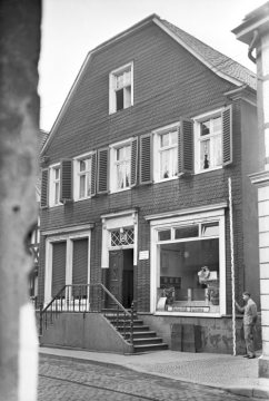 Herdecke, Hauptstraße 13: Schieferverkleidetes Wohngebäude mit Ladengeschäft Heinrich Duhme. Undatierte Vermessungsdokumentation der damaligen "Adolf-Hitler-Straße" [nach 1937].