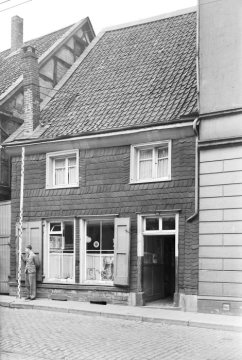 Herdecke, Hauptstraße 16: Schieferverkleidetes Wohngebäude mit Ladengeschäft (später abgerissen).  Undatierte Vermessungsdokumentation der damaligen "Adolf-Hitler-Straße" [nach 1937].