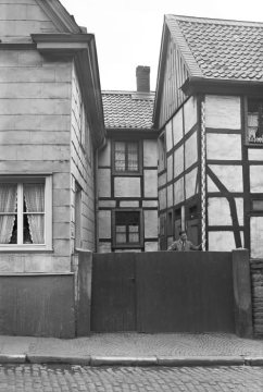 Herdecke, Hauptstraße 38: Gaststätte "Westfälischer Hof" (links angeschnitten), rechts Fachwerkgebäude Hauptstraße 36. Undatierte Vermessungsdokumentation der damaligen "Adolf-Hitler-Straße" [nach 1937].