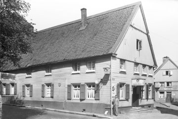 Herdecke, Hauptstraße 60 (abgerissen): Gasthaus Ratskeller, später Metzgerei Schmitz - rechts: Vesterstraße. Undatierte Vermessungsdokumentation der damaligen "Adolf-Hitler-Straße" [nach 1937].