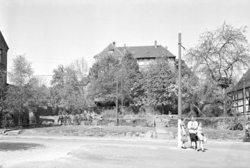 Herdecke, Hauptstraße Mitte: Evangelisches Gemeindehaus (abgerissen) mit kleinem Park, links Haus Ramforth/Koppe, rechts Konditorei Best (abgerissen). Undatierte Vermessungsdokumentation der damaligen "Adolf-Hitler-Straße" [nach 1937].