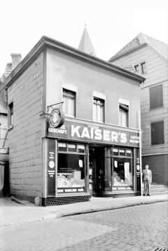Herdecke, Hauptstraße: Kaisers Kaffee (abgerissen) mit Anschnitt des Kirchturms der evangelischen Stiftskirche. Undatierte Vermessungsdokumentation der damaligen "Adolf-Hitler-Straße" [nach 1937].