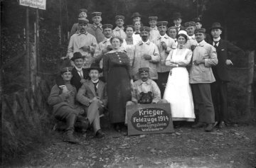 "Krieger aus dem Feldzuge 1914 im Genesungsheim Wittbräucke" [Schildaufschrift] - Gruppenaufnahme mit Soldaten und Krankenschwestern. Herdecke, undatiert, um 1915?