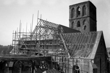 Hamm nach 1945 - Wiederaufbau der Pauluskirche: Haupthaus mit fertiggestelltem Dachstuhl bei noch offenem Chor. Undatiert.