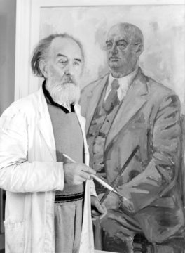 Der Maler Eberhard Viegener (1890-1967) im Jahr 1960 - hier mit seinem Porträt des Soester Stadtdirektors Franz Becker von 1956 (später städtischer Kunstbesitz Soest) im Atelier seines Wohnhauses in Ense-Bilme bei Soest.