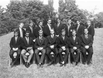 Windsor Boys' School, Hamm: Schülergruppe oder Abolventen in Schuluniform, 1965.